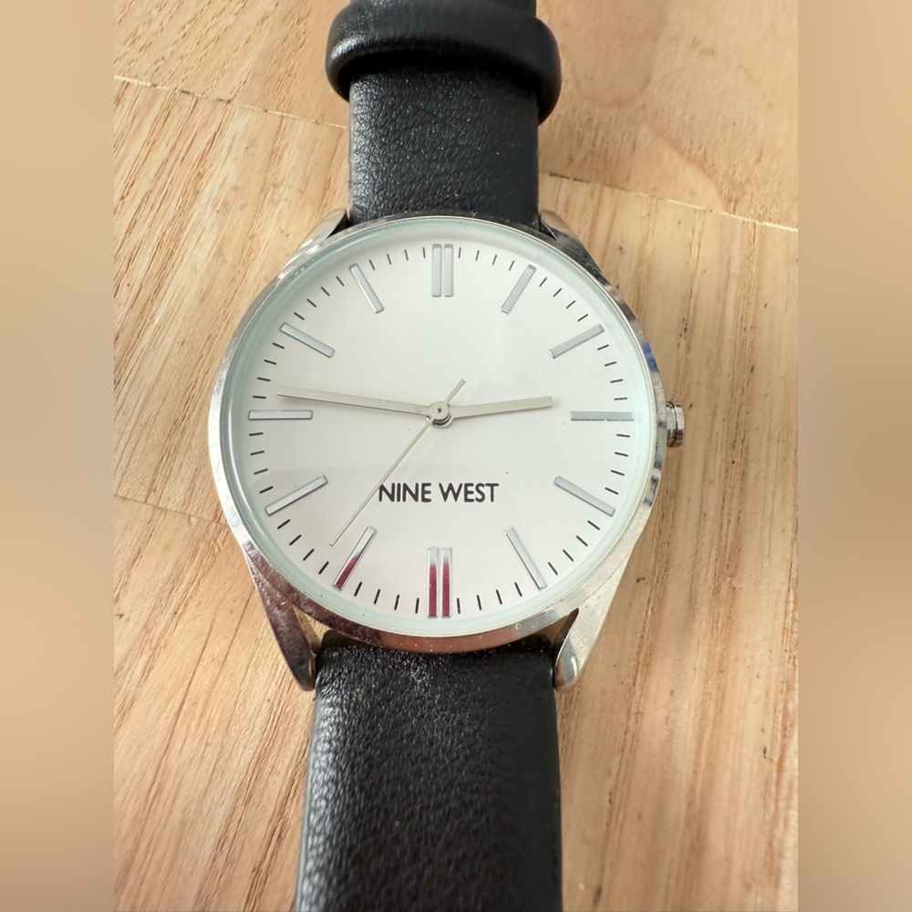 Nine West ladies silver tone black strap watch NEW BATTERY